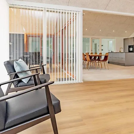 10 Person In Jerup-by Traum