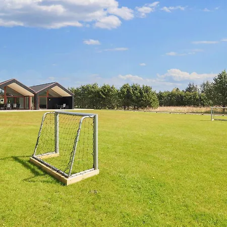 10 Person In Jerup-by Traum