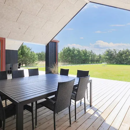 10 Person In Jerup-by Traum