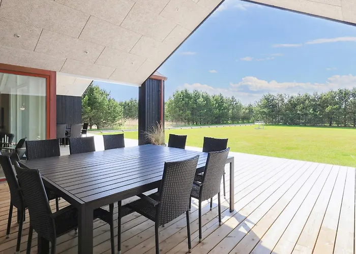 10 Person In Jerup-by Traum